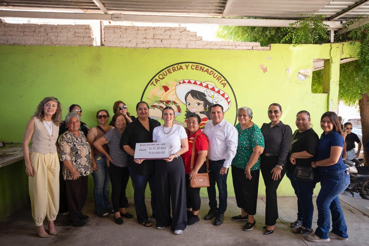 Entrega Ana Miriam Ramos cheque del programa Mujeres Emprendedoras por el Bienestar al grupo Ejido El 30 No. 2