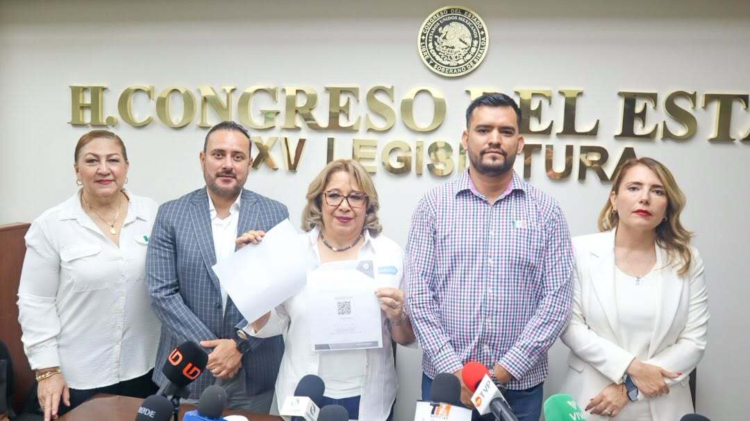 Presentan firmas para exigir que avance iniciativa del PAN que prohíbe el cambio de sexo en menores