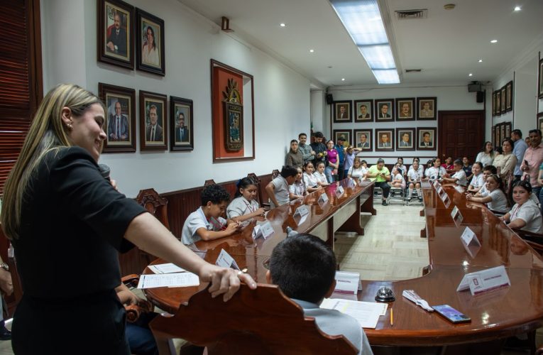 Ana Miriam Ramos acompaña a estudiantes de la primaria Benito Juárez durante visita al Ayuntamiento de Culiacán.